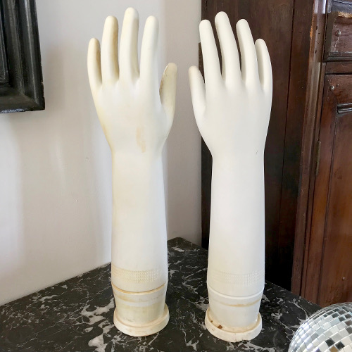 Paire de moules à gants en porcelaine