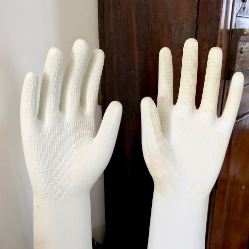 Paire de moules à gants en porcelaine