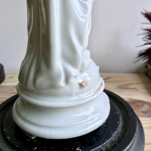 Vierge à l'enfant en porcelaine