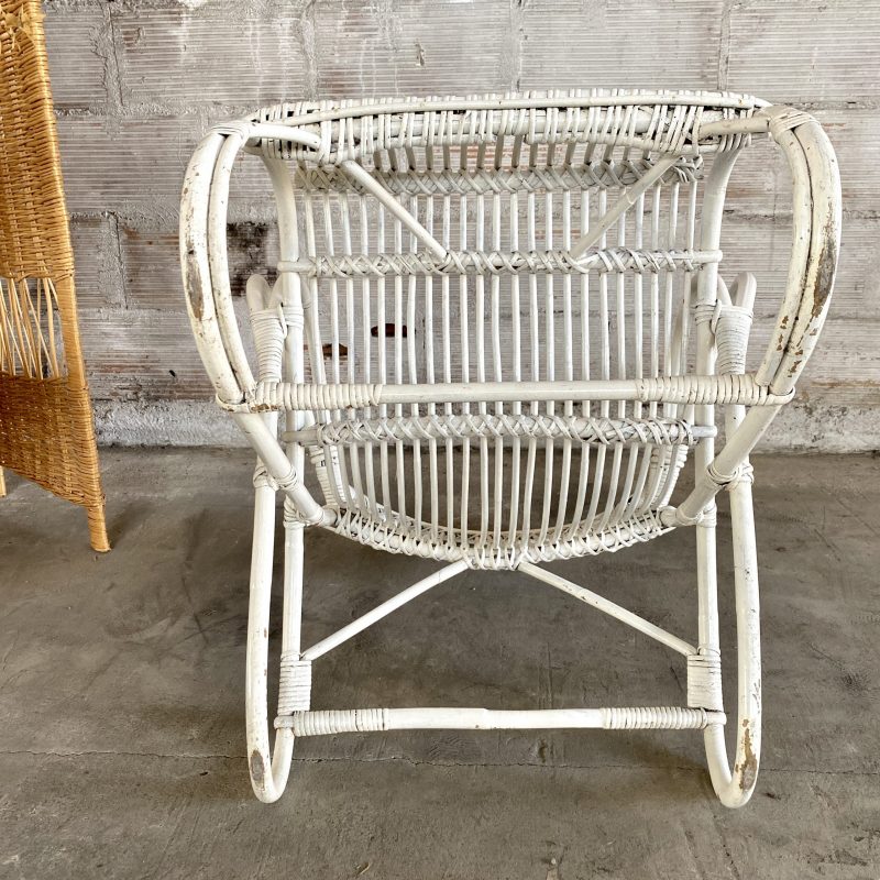 Un fauteuil en rotin et une grosse corde blanche Stock Photo - Alamy
