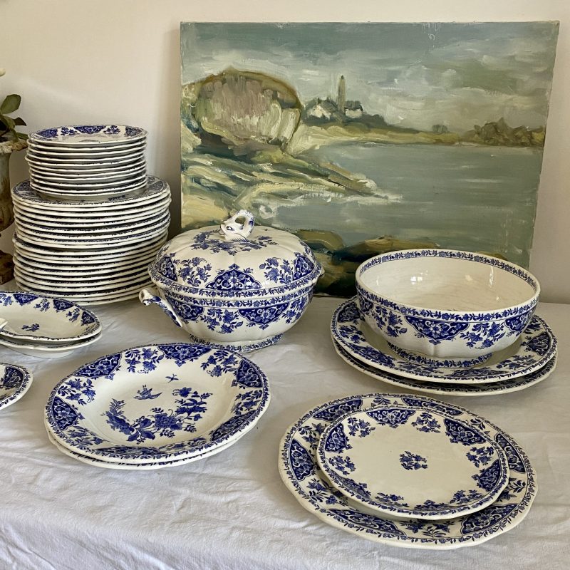 ANCIEN SERVICE DE TABLE en porcelaine à bord bleu et or …
